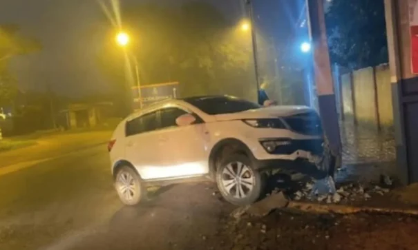 Personal policial accidente de tránsito sobre Fernando de la Mora tras perder el control del su vehículo