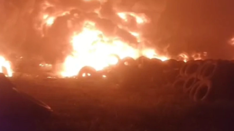 Incendio consume depósito de neumáticos en Pedro Juan Caballero