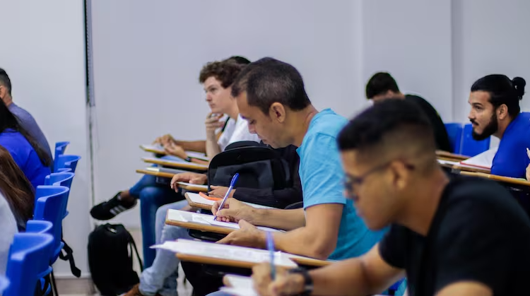LA CAMPANA ROTA: Por qué Paraguay fabrica mediocres y exporta cerebros