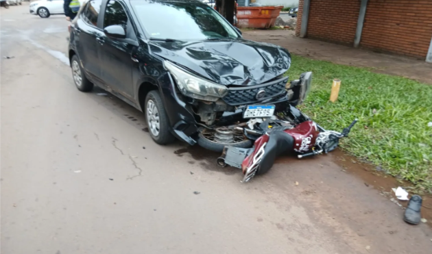 Motoclista choca contra automóvil luego huye a pie del lugar