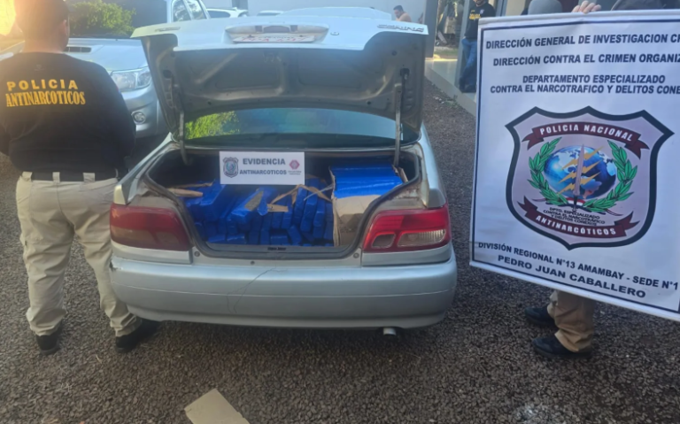 Abandonan vehículo con carga de marihuana en el barrio Defensores del Chaco