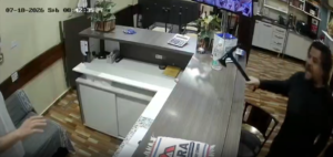 Hacha en mano, Iracundo medico brasileño agredió a un hombre que le reclamo por etacionar frente a su garage