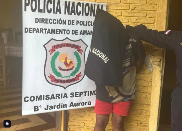 Una discusión de pareja escaló a un acto de violencia, resultando en la aprehensión de una mujer tras herir con un arma blanca a su pareja