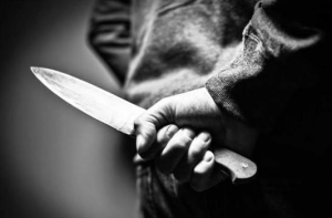 Odontólogo, en aparente estado de ebriedad, ingresó a un inquilinato y tras una discusión, agredió a su vecino con un arma blanca