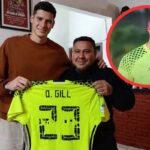 Orlando Gill recuperó su camiseta de la Albirroja sub 20, que había vendido por necesidad…