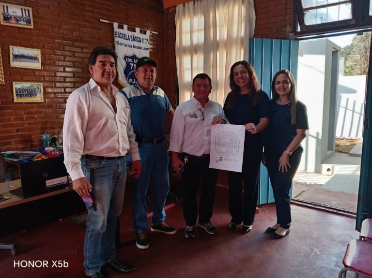 La APROAM llevó a cabo la entrega formal del plano del predio de la Escuela 710 “Don Carlos Antonio López” a su directora