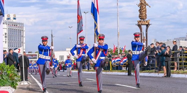 Asunción celebra su aniversario con un masivo despliegue patriótico, religioso y cultural
