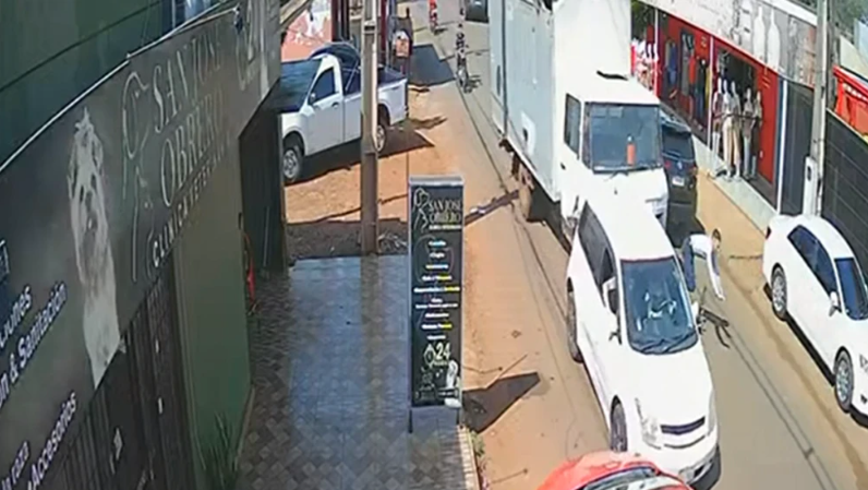 Camión pierde el control, atropella a un motociclista y choca contra un automóvil en barrio Obrero