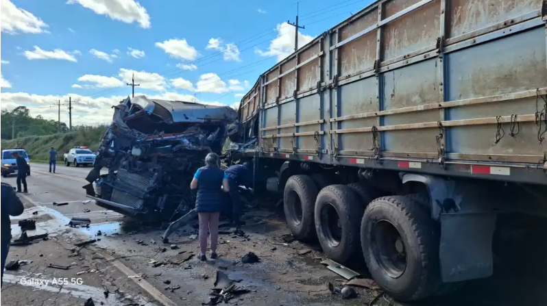 Aparatoso choque entre dos camiones sobre la ruta PY06 deja dos heridos en Iruña