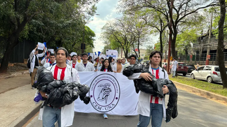 Estudiantes de Medicina de la UNA cargan cuerpos ante la falta de una “salud digna”