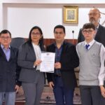 Funcionaria del Colegio Sembrador recibe Certificado “Amigos del Año”