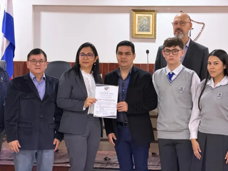 Funcionaria del Colegio Sembrador recibe Certificado “Amigos del Año”