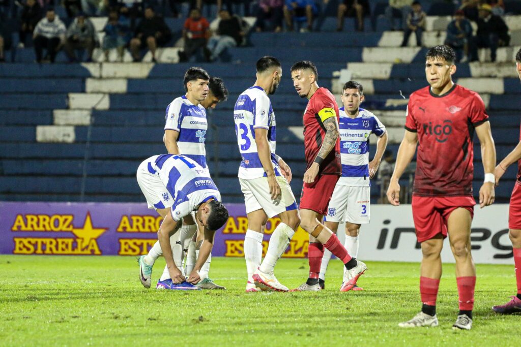 Libertad le arrebató el liderato a la escuadra albiceleste poniendo fin a su invicto con una victoria de 2-0