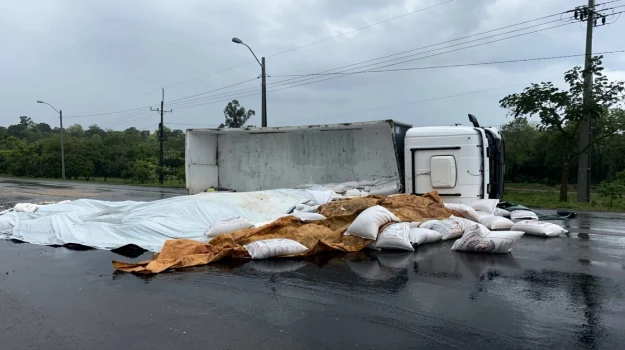 Un camión cargado con harina y afrecho volcó en la entrada de Bella Vista