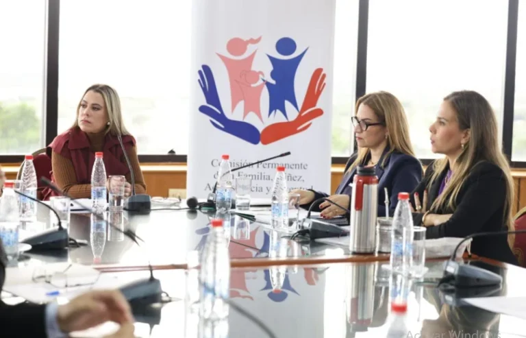 Cárcel de cuatro a diez años para quienes difundan materiales que alteren la percepción de los niños sobre su sexualidad o identidad biológica