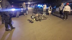 Motociclista sufrió múltiples fracturas tras colisionar con una camioneta en el barrio San Blas